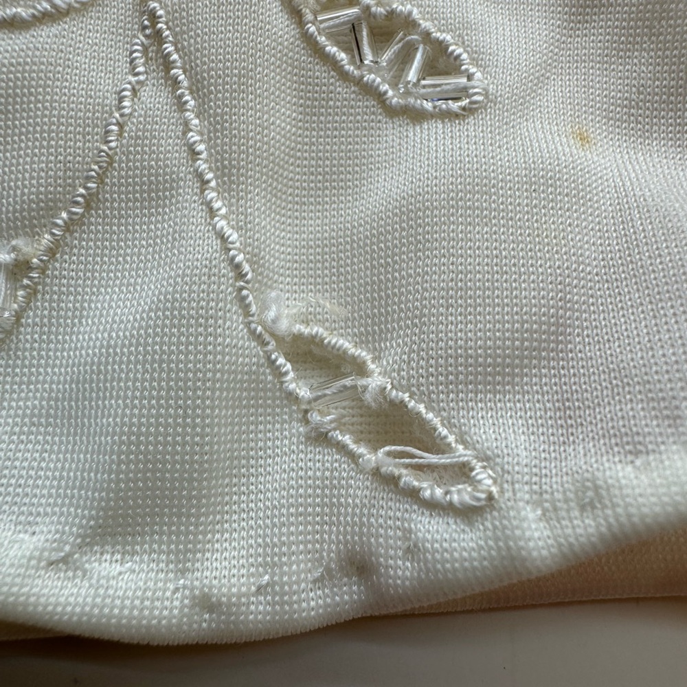 Beautiful vintage white gloves with embroidery and beading. Size 7 1/2 - Picture 9 of 9
